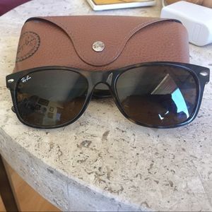 Like new! Ray-Ban Wayfarer sunglasses.