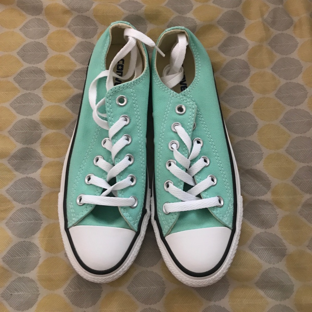 BRAND NEW Converse low tops