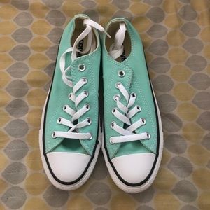 BRAND NEW Converse low tops