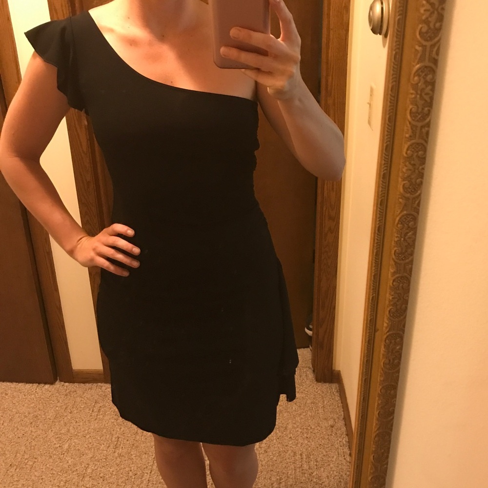 ❌SOLD❌ - Black one shoulder dress