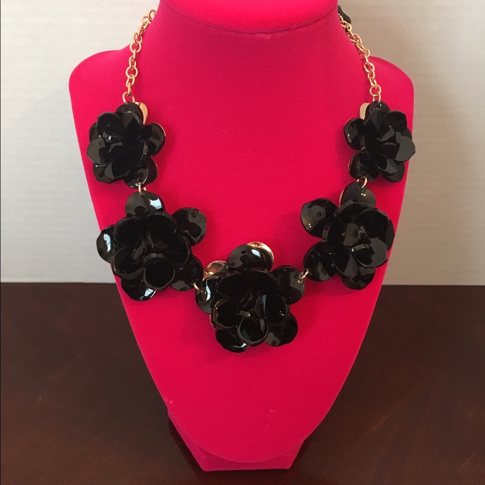 Beautiful black flowered detailed necklace