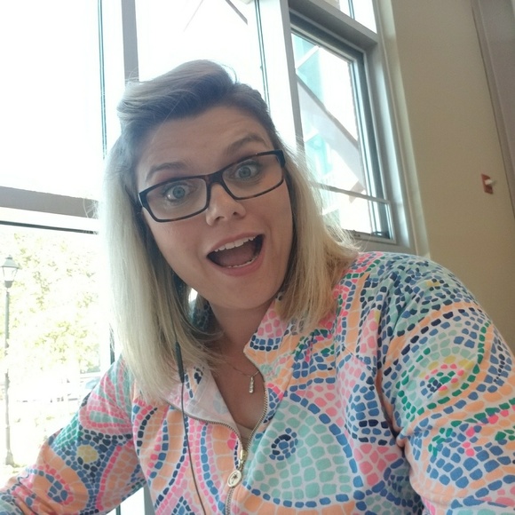 Meet your Posher, Carly - Picture 2 of 3