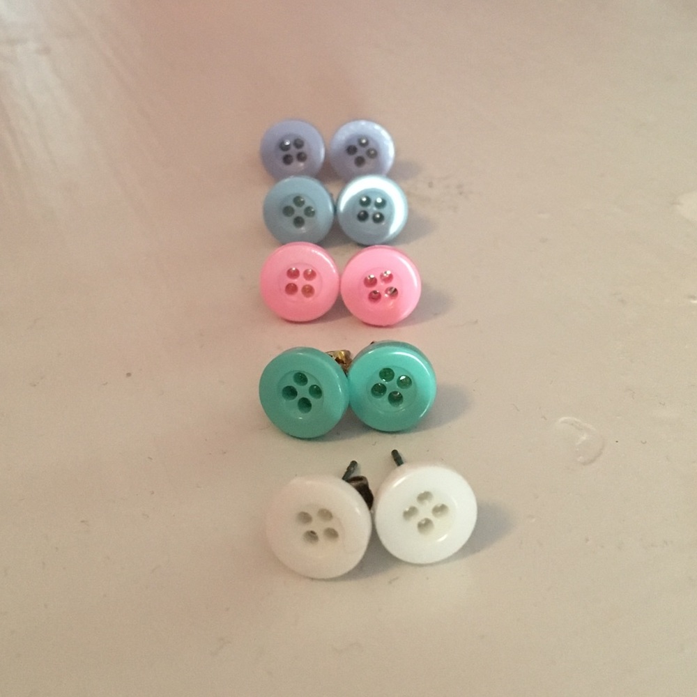 CLAIRES BUTTON EARRINGS