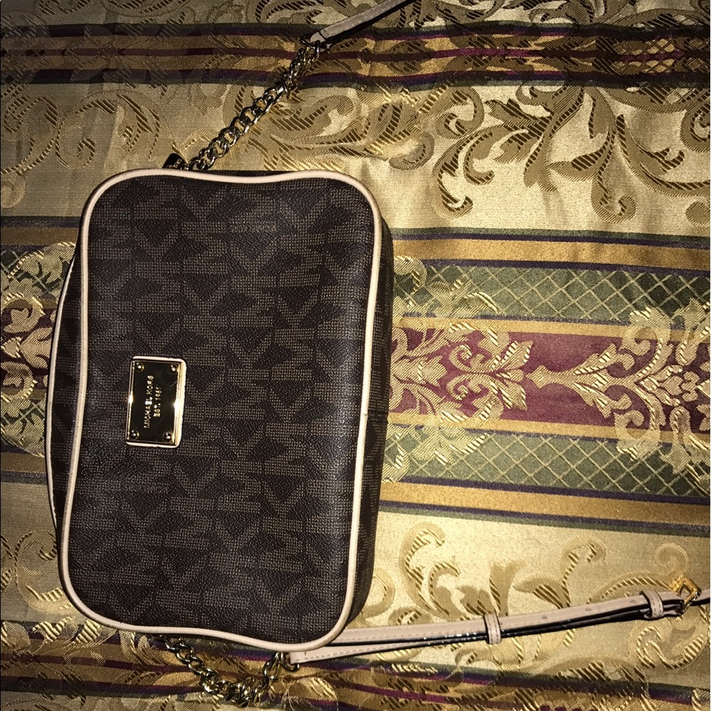 Micheal Kors purse. No tears or rips.