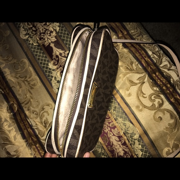 Micheal Kors purse. No tears or rips. - Picture 2 of 3