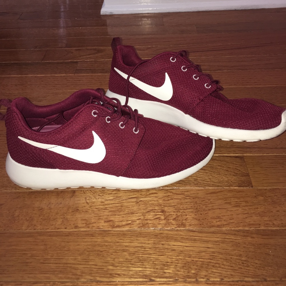 NIKE ROSHE RUN SNEAKERS