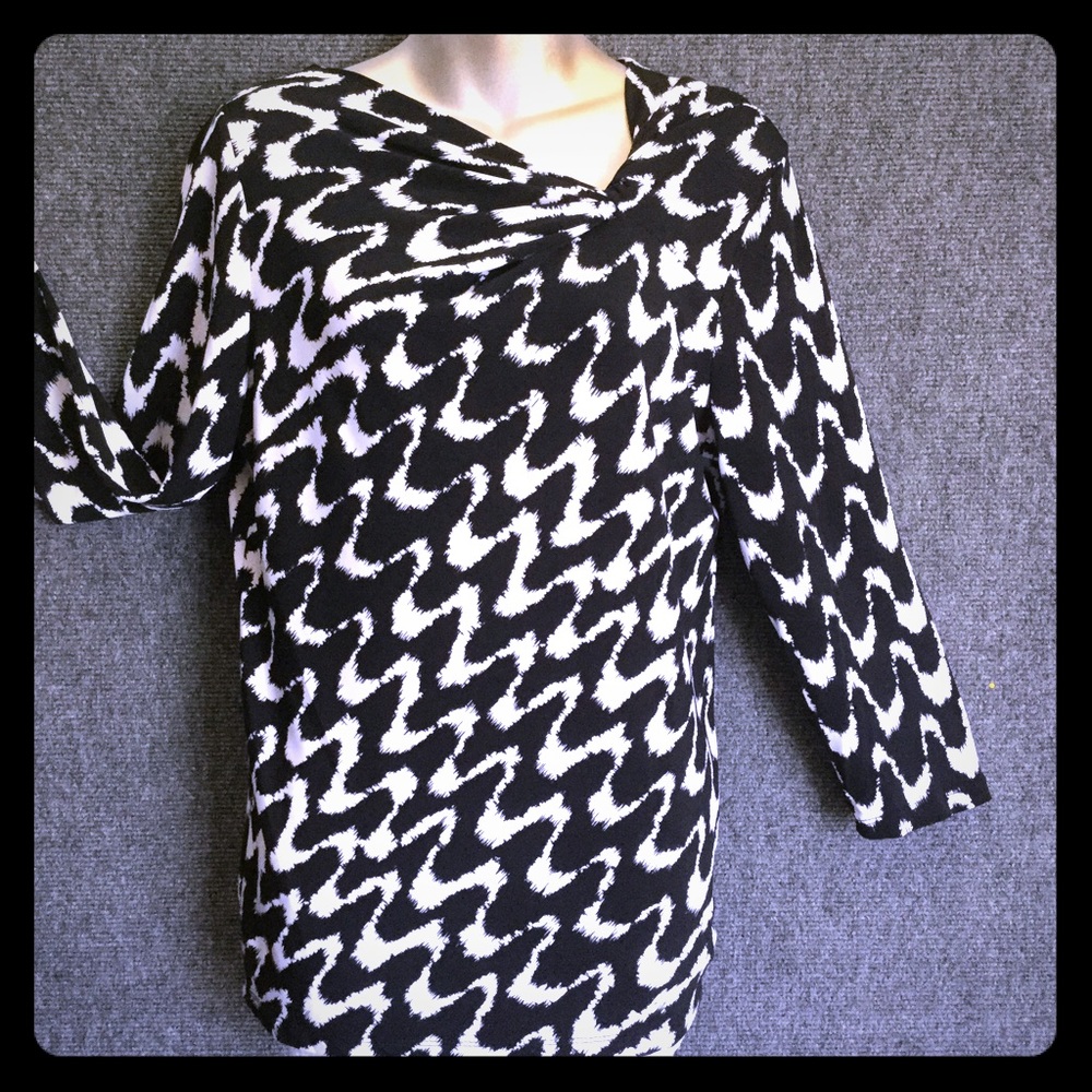 TanJay striking B&W comfort drape-neck Sz S tunic