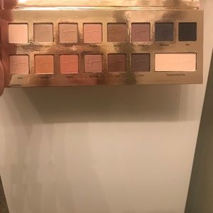 IT Naturally Pretty Eyeshadow Palette