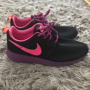Girls Nike roshe tennis shoes