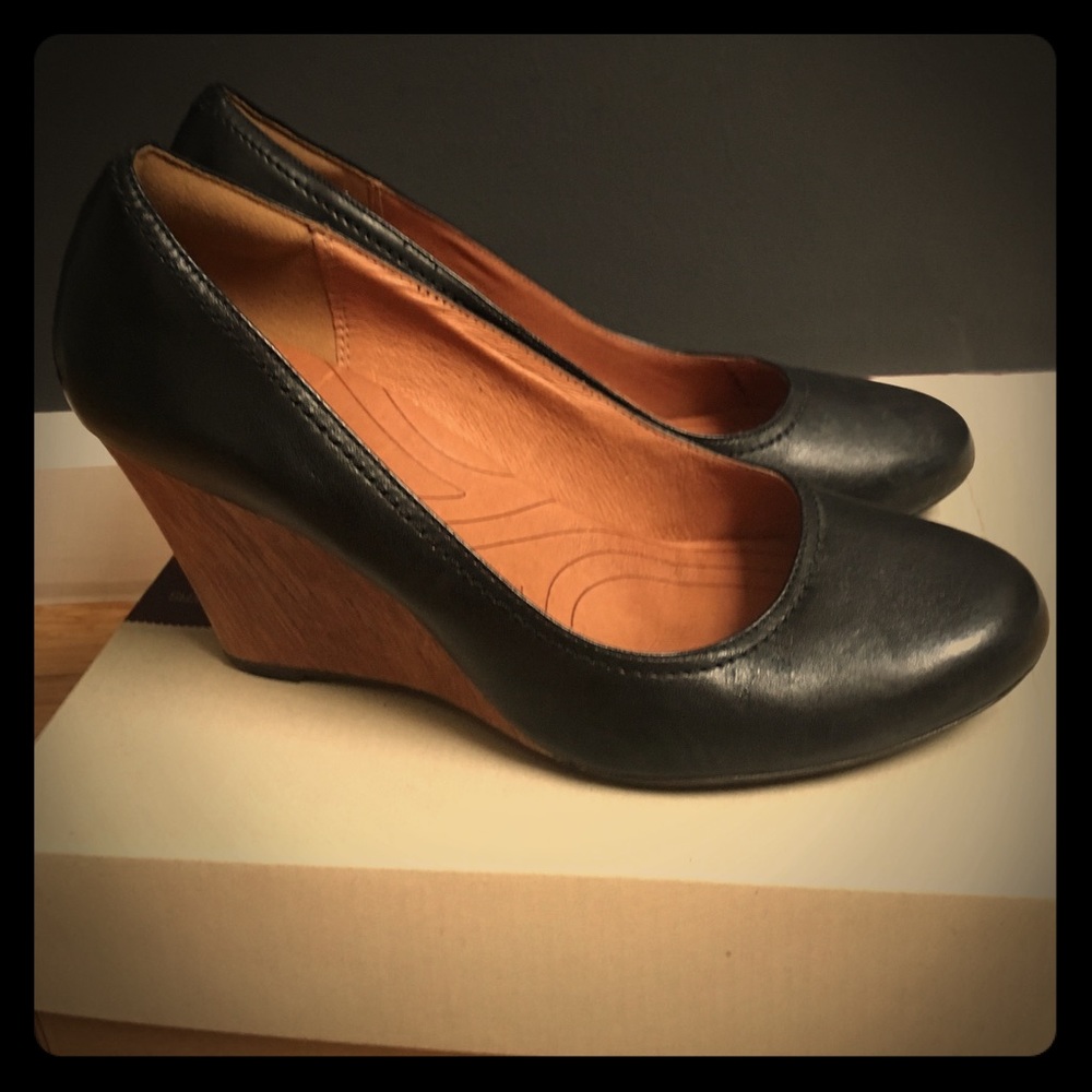 Clark's wedge heel black pumps