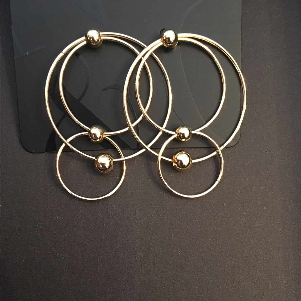Gold drop circle detailed earrings