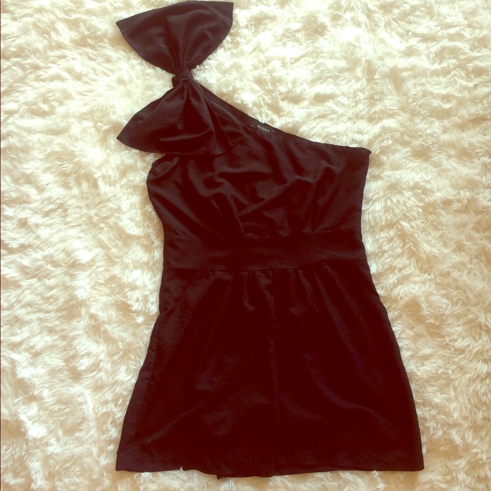 Big bow one shoulder black romper