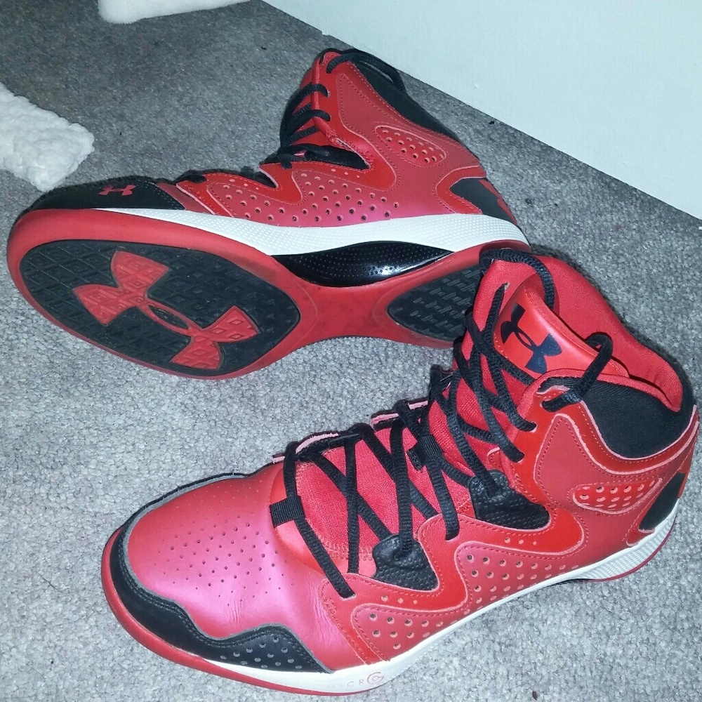 Under armour basketball shoes LIKE NEW