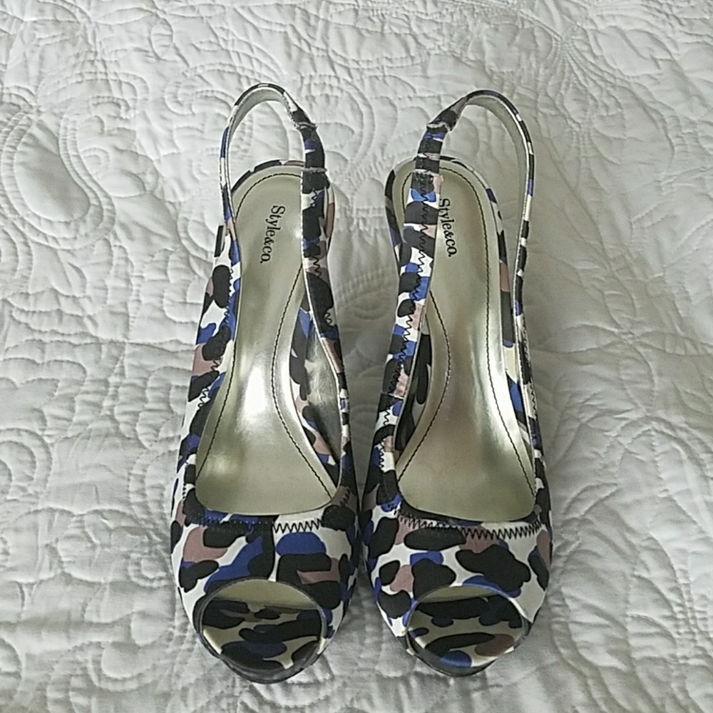 Style and Co. Multi color 7.5 pump