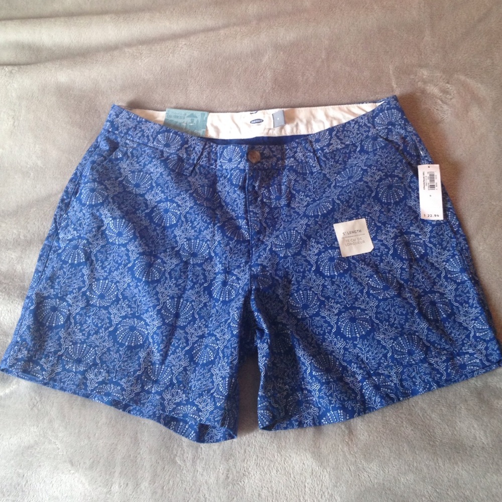 Blue and white women's Old Navy shorts💙