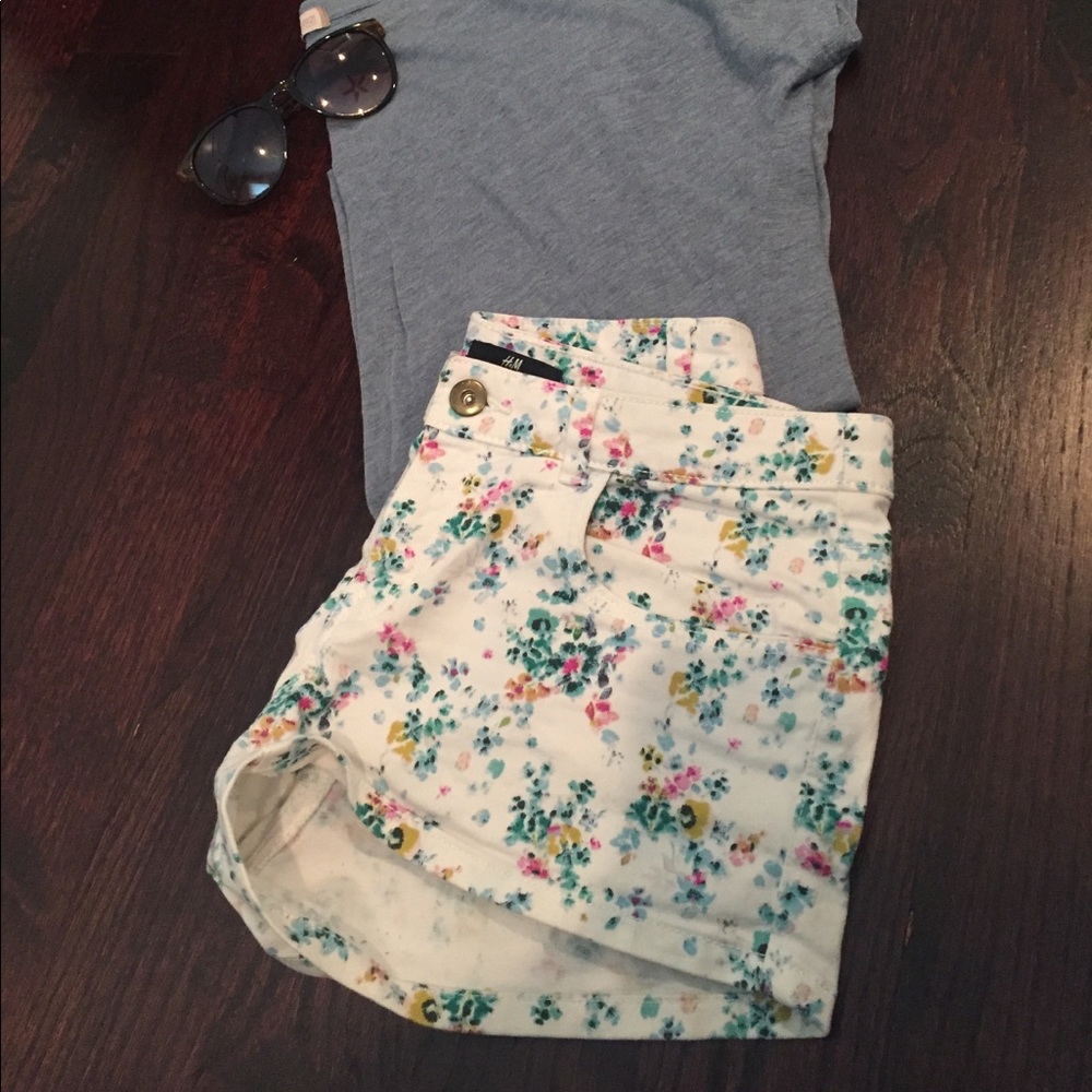 Floral Jean shorts 💐