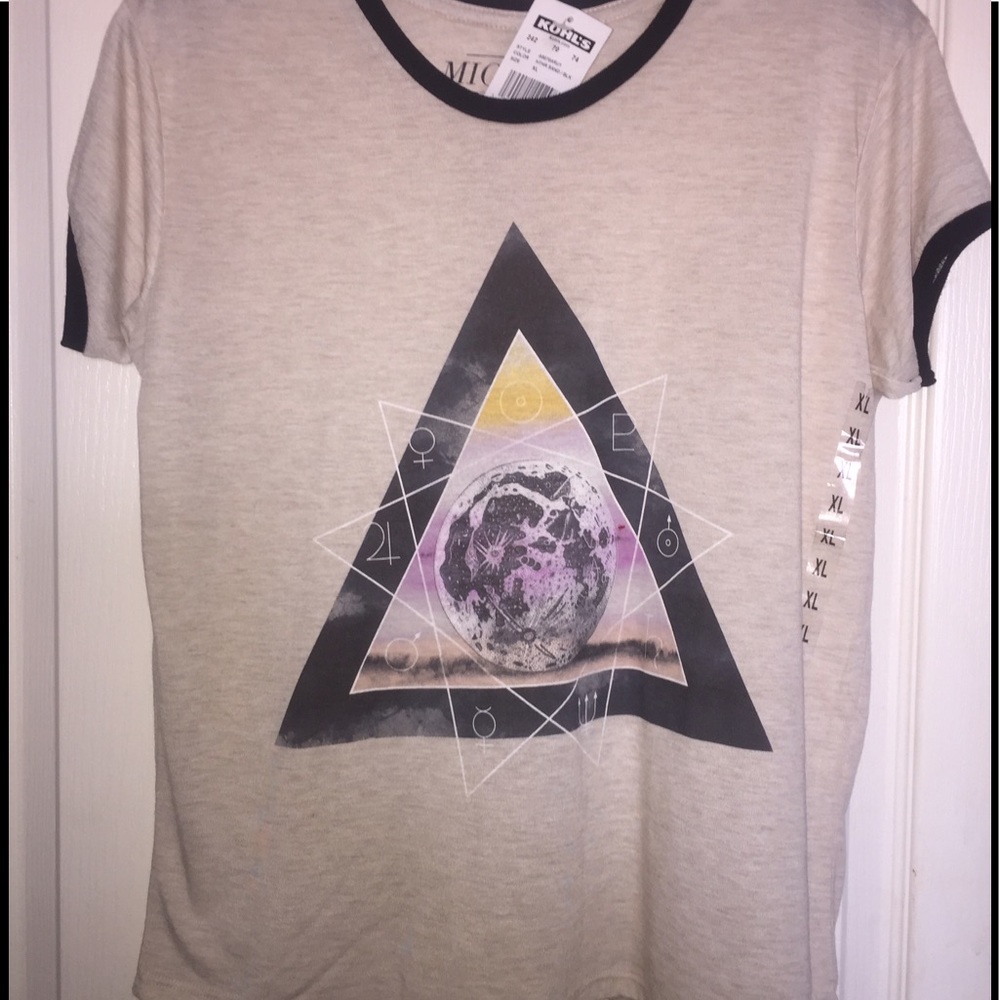 BRAND NEW WITH TAGS NEVER BEEN WORN graphic tee