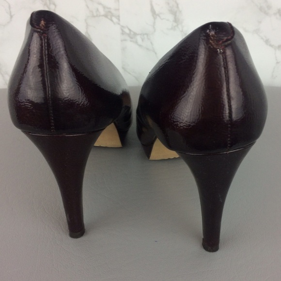 VINCE CAMUTO Size 7 1/2 Burgundy Patent Heel - Picture 4 of 6