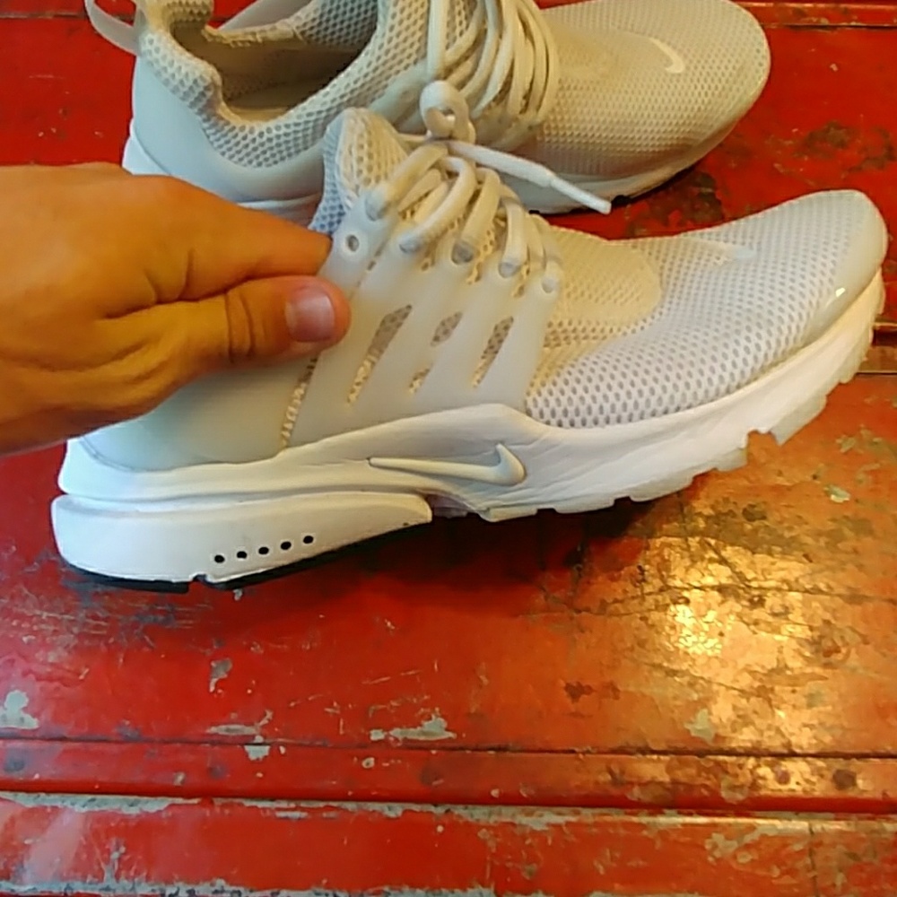 Nike air prestos triple white