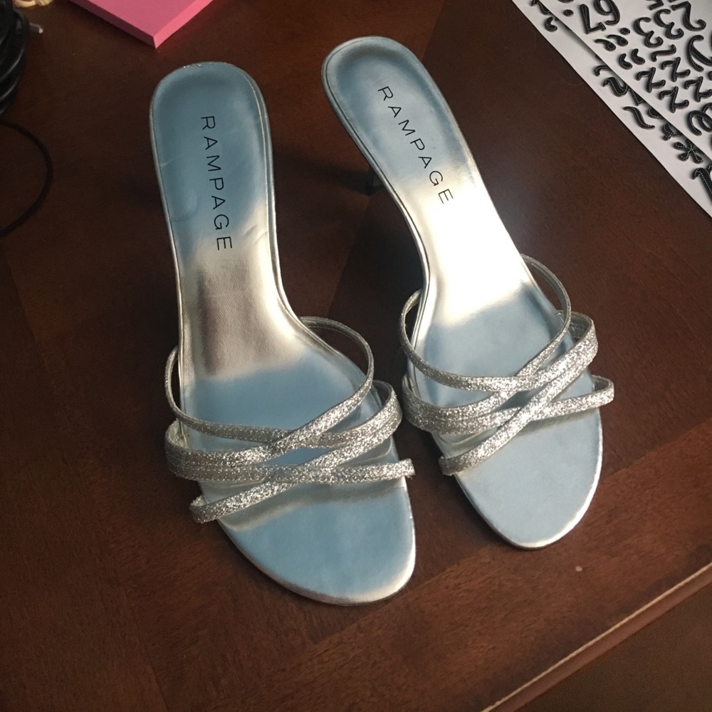 Cute silver low heels 👌🏼❤
