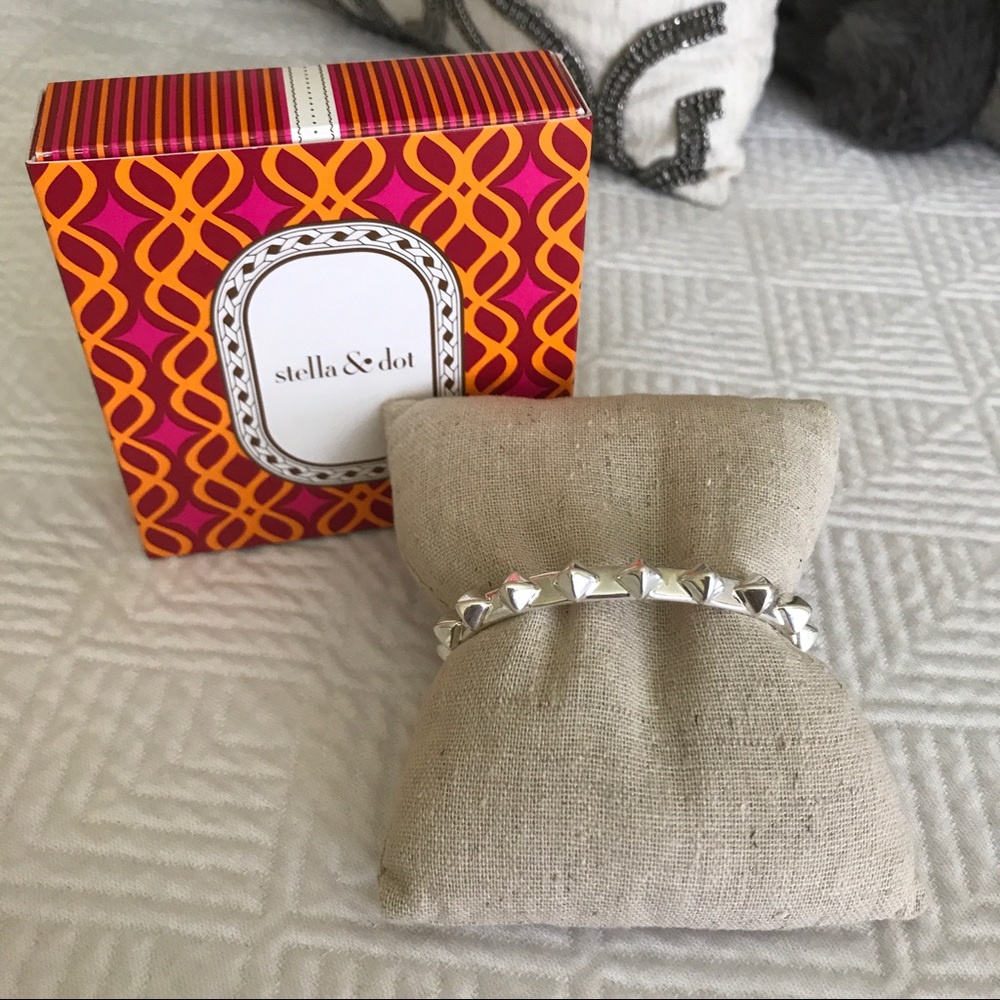🌺24 hr Sale🌺 Stella & Dot Pyramid Stud Cuff