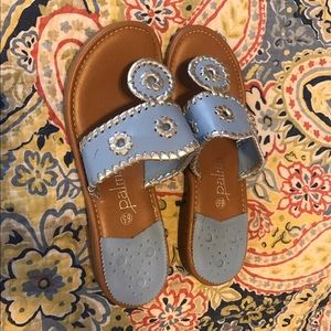 Flip flops. Like jack Rodgers.