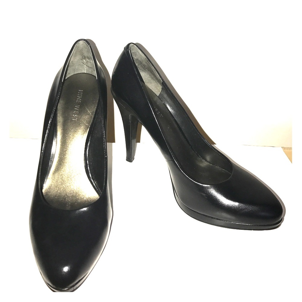 Black pumps