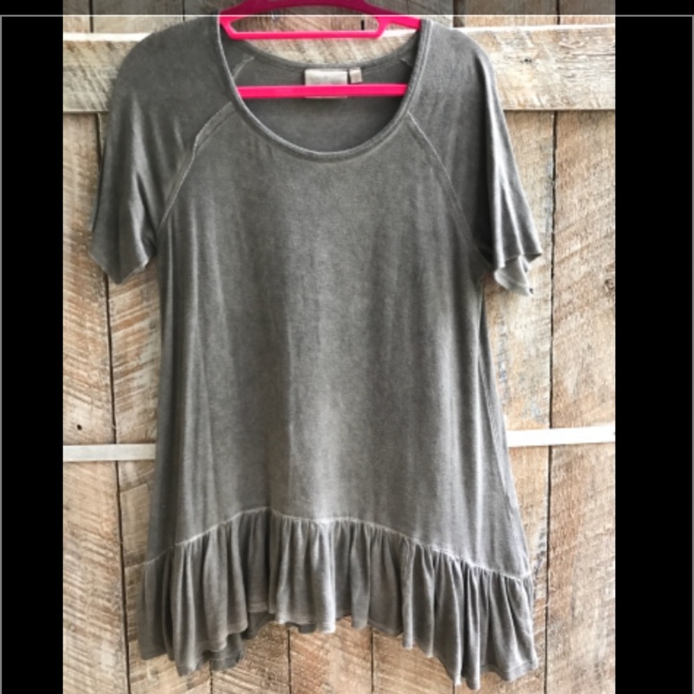 Fun Grey ruffled Top!