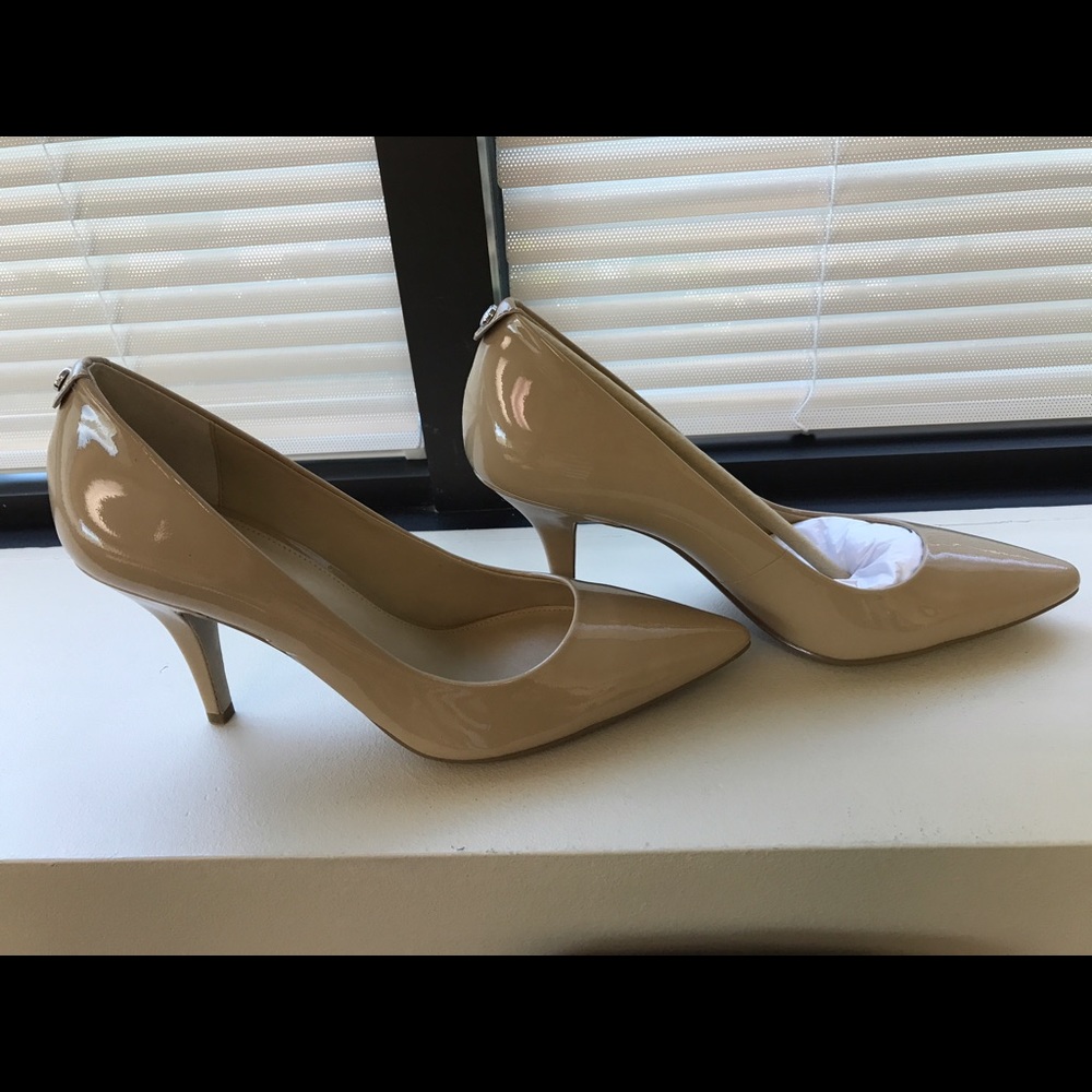 ONE DAY SALE Never Worn MICHAEL KORS FLEX MID PUMP