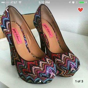 Adorable sexy Betsey Johnson Sz 6 heels. HOT!!