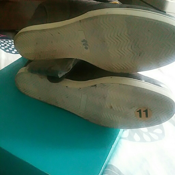 Sneakers - Picture 2 of 3