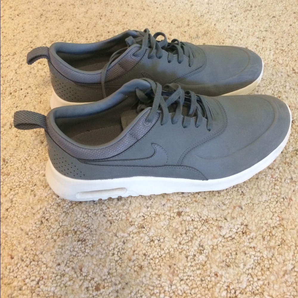 Nike size 9 gray tennis shoes