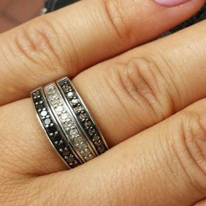 NEW with tags, size 8 limited edition ring set