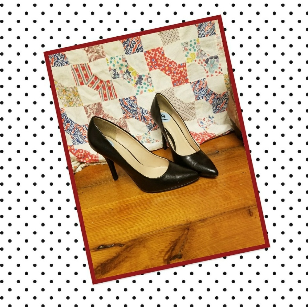 Black pumps