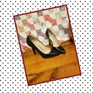 Black pumps