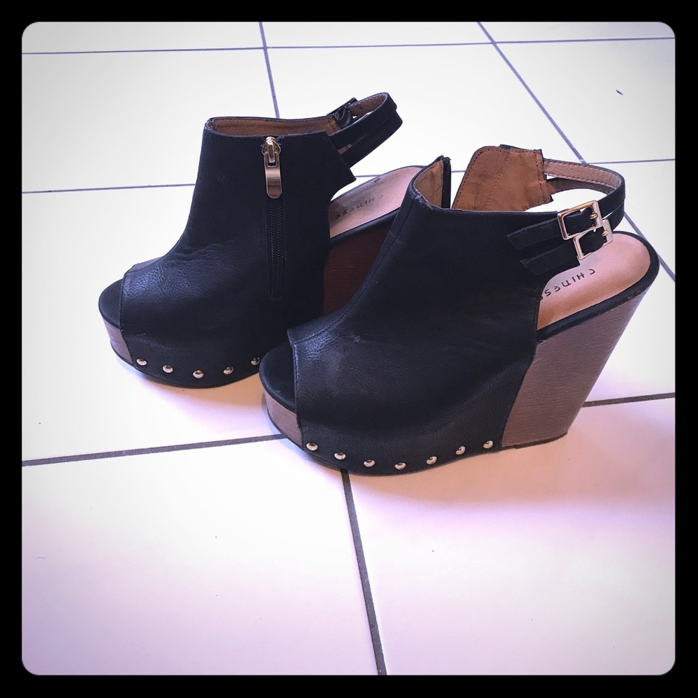 Chinese laundry wood wedges with gold studs sz 7.5