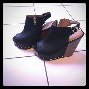 Chinese laundry wood wedges with gold studs sz 7.5