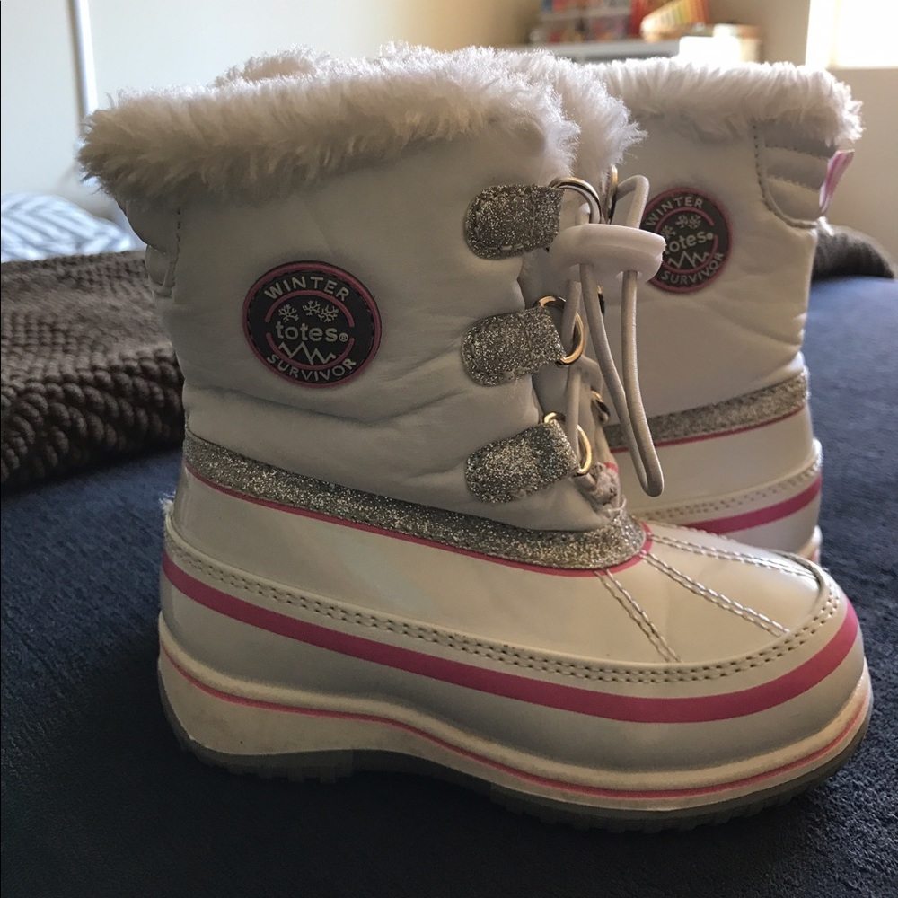 Toddler size 8 Totes winter snow boots