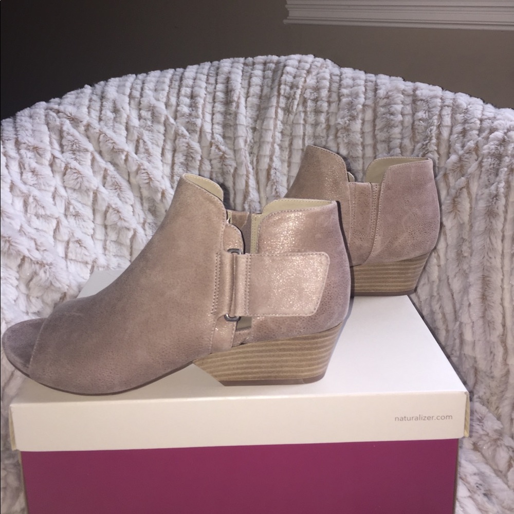 🆕 Naturalizer Tan Suede Open Toe Bootie