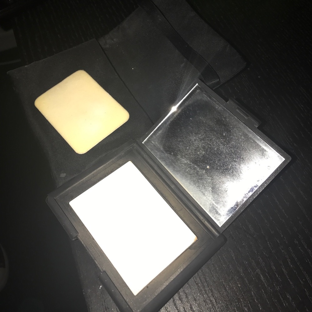 Setting powder NARS
