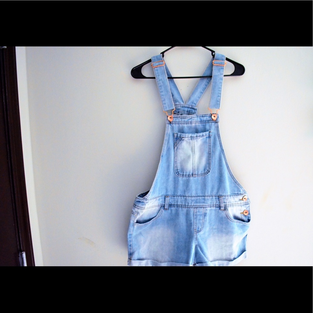 Short jean overalls with tag