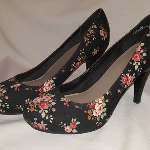 Super Sassy heels Me Too size 9