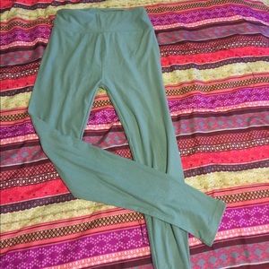 Solid Mint Green 💚 LuLaRoe leggings.