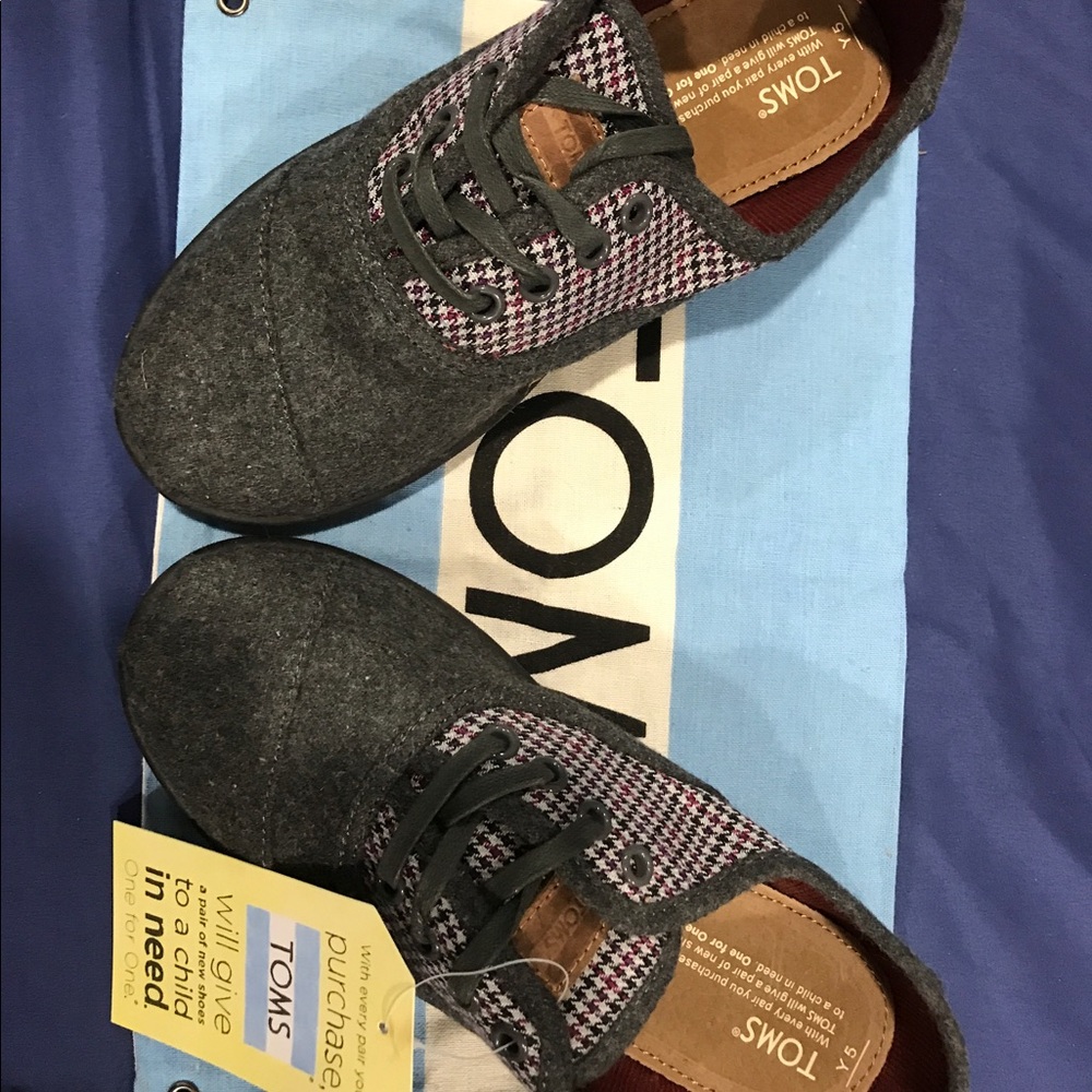 Boys size 5 TOMS NIB