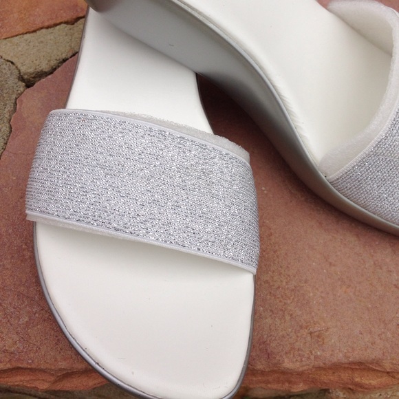 🌸Adorable sandals🌸 - Picture 2 of 7