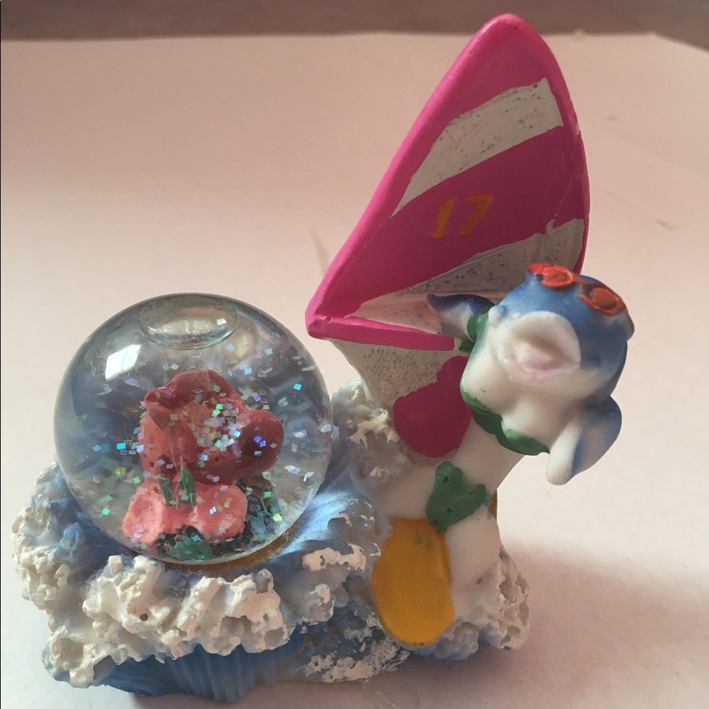 Dolphin snowglobe