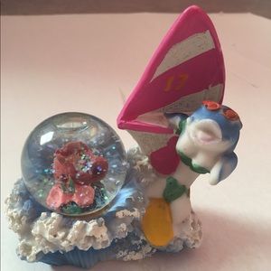 Dolphin snowglobe