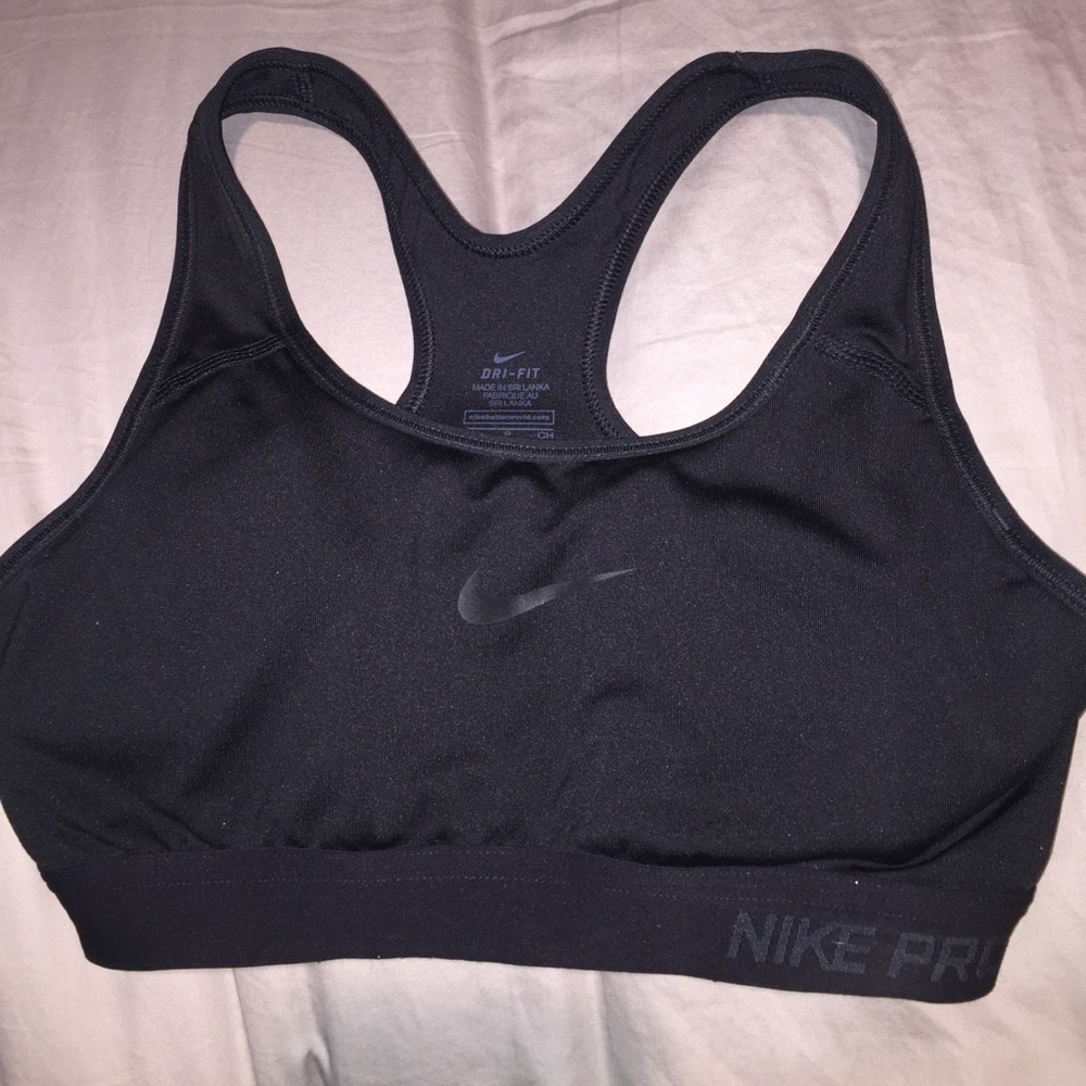 Black Nike pro women's sports bra