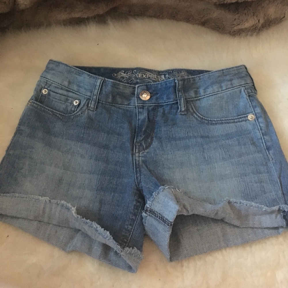Light wash express denim shorts