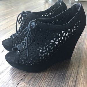 Black wedges